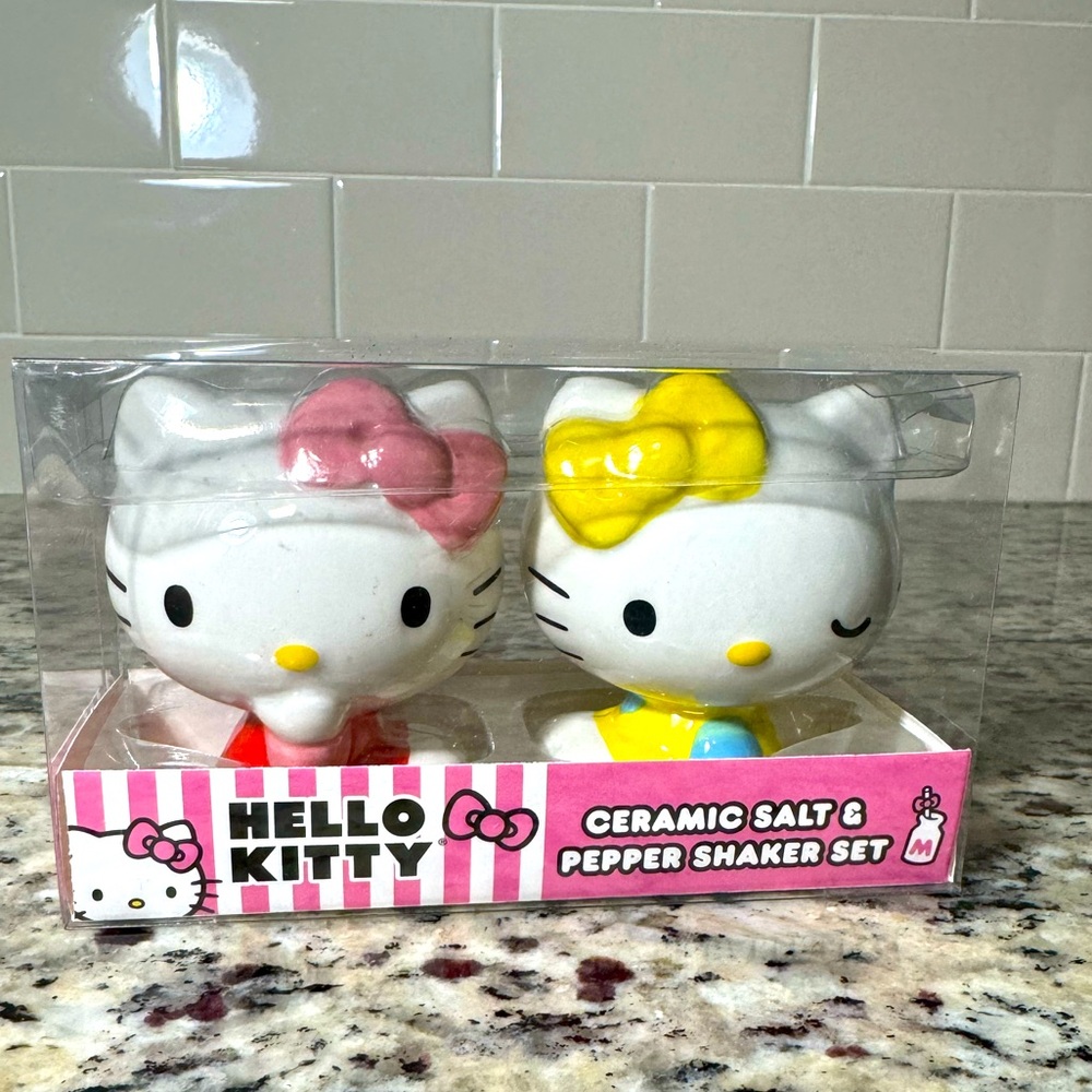 Hello kitty salt pepper shaker